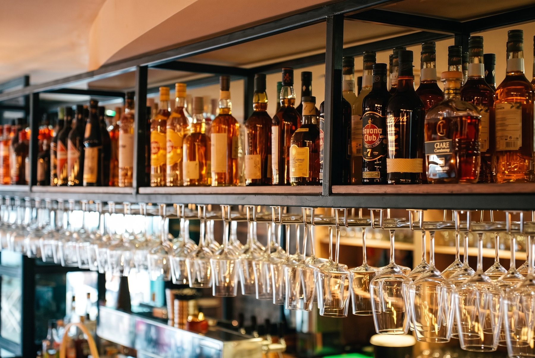 Die Bar im BOCKS mit hinterleuchteten Spirituosen