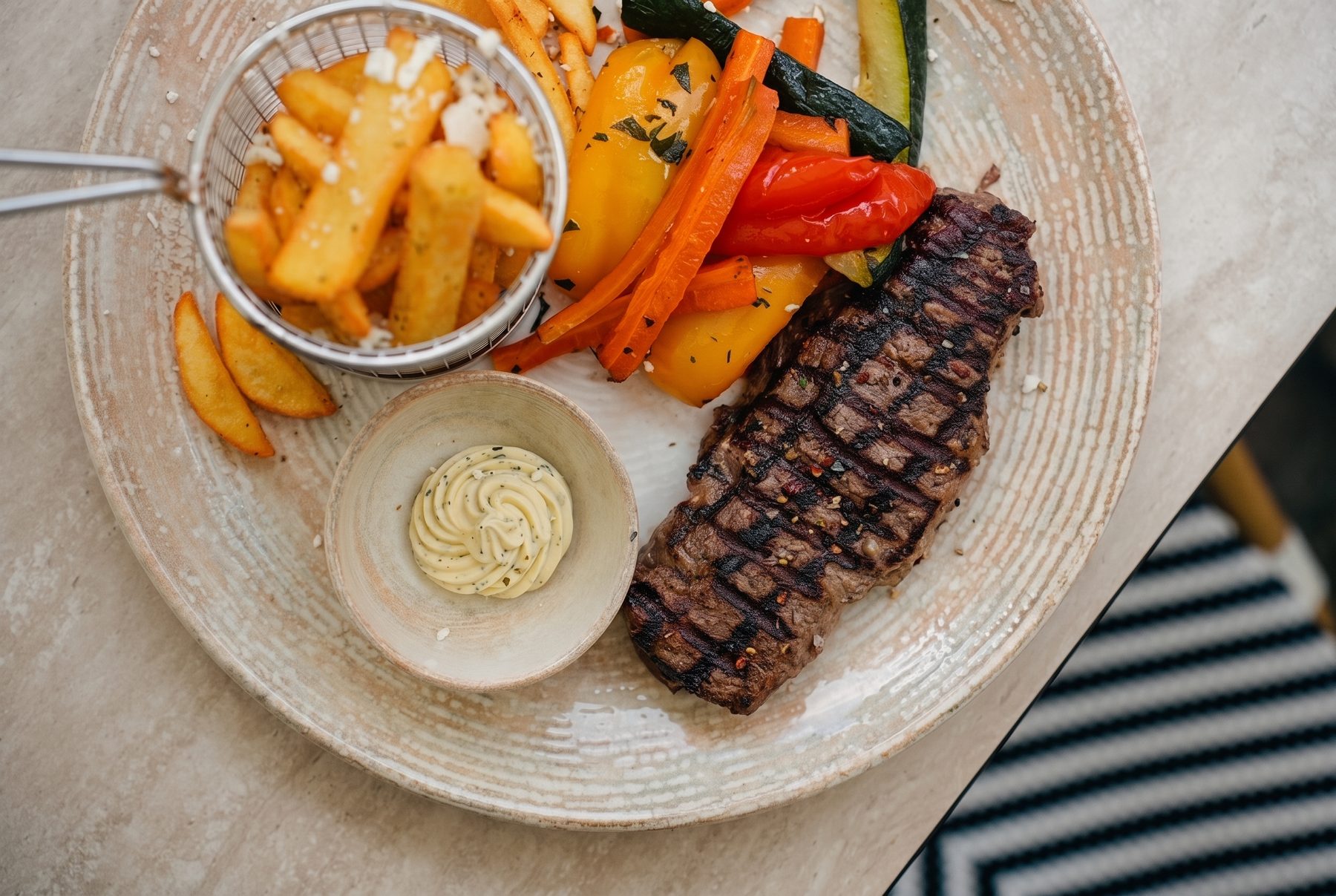 Gegrilltes Steak mit Pommes